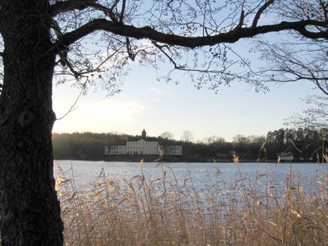 Solna Solna har ca 59 000 inv. fördelade på ca 36 500 hushåll. Mer än hälften av dessa består av ensamboende vilket är en hög siffra jämfört med riket i övrigt.