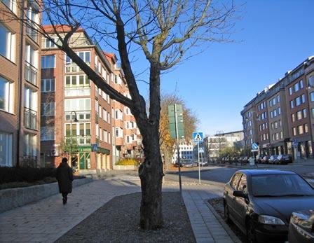 Tjänsteföretag dominerar och många företag har sitt huvudkontor här. Under den närmaste tioårsperioden planeras ytterligare ca 20 000 arbetsplatser.