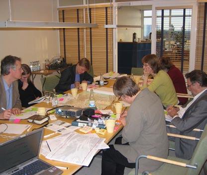 Deltagarna bör vara väl sammansatta med lokal förankring och ha förvärvat grundläggande kunskaper. En strukturerad diskussion och samtal kan vara bättre.