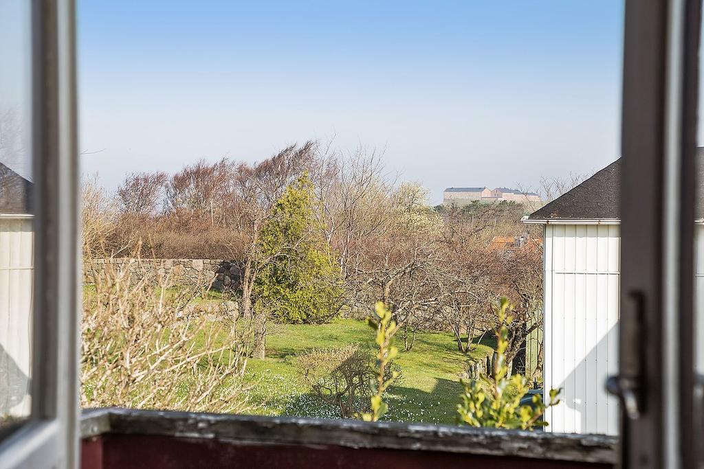 Fantastisk vy över Varbergs fästning från andra våning. Ett arv Den fantastiska utsikten från andra våning över Varbergs Fästning gör att man känner hur gammal staden faktiskt är.
