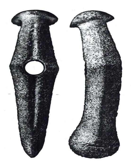 Bild 1. Mångkantig stridsyxa från Nyhyttan i Närke. (SHM 16758) U- och V -formiga fördjupningar längs bägge bredsidor.