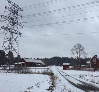 36 KOMPLETTERANDE SAMRÅDSUNDERLAG ÖVERBY-BECKOMBERGA Figur 21. Vy från väster och söder över befintlig kraftledning vid Norrtorps gård.