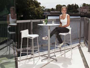 GARDENA & SCUDO Gardena är en stabil och stilren plaststol som inbjuder till såväl korta fikastunder som längre middagar.