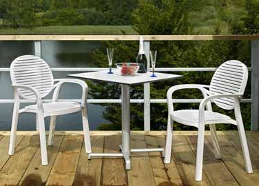 238WW Gardena stapelstol vit Tb 58 cm, Th 85 cm, Sh 44 cm 607WH vit, 70 x 70 cm 054A Scudo benstativ silver Höjd 72 cm DUCA & FIORE STÅBORD