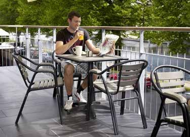 stapelstol Jolly och bordet Bistro, båda med stomme i svartlackerad aluminium och med ribbor i grå nonwood.