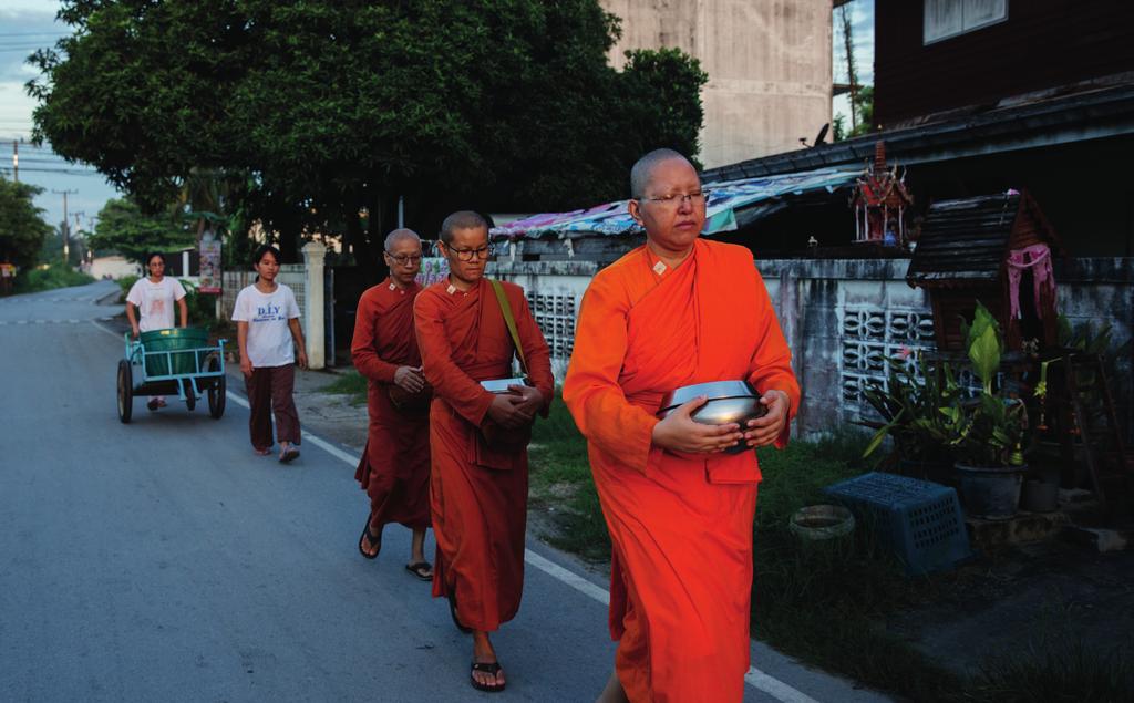 MUNKUPPRORET Kvinnliga munkar utmanar Thailands religiösa ledare 44 Buddha själv gjorde både manliga och kvinnliga följare till munkar.