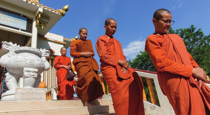 De besöker också intagna på ett fängelse i närheten och håller templet och den lilla parken utanför rent och prydligt. Dhammaparipunna, 55, är fortfarande samaneri, en av klostrets sex noviser.