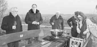 Mandelbaumpflanzung, die im Frühjahr die Weinstraßen in ein rosa Blütenmeer verwandelt und Touristen aus nah und fern anlockt.