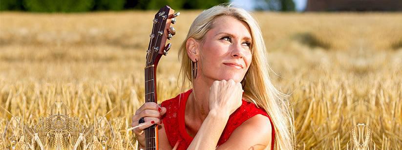 00 PERNILLA FAHL ÅKERMAN Folkets Hus, Olof Palmes Plats 1 Pernilla kommer och inspirerar oss med sin historia från sjukdom till frisk och stark. Mustig vårgryta står på menyn.