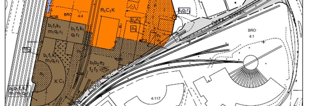Några byggnader kommer att rivas medan andra bibehålls. Orangea området i Figur 2 markerar området där bandyhallen kommer att byggas.