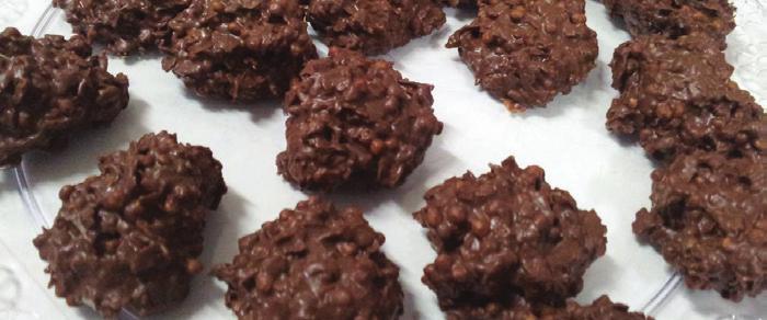 Tillsätt hasselnötter, risflingor eller valnötter till den smälta chokladen. Rör om ordentligt med silikonspateln. 3.