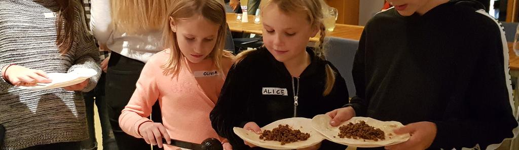 Seglarfredag med tacos! maj - juni Seglingsträffar söndagar Träna med kompisar eller prova på Alla är välkomna! maj - juni Seglingsträffar efter skolan En dag i veckan ordnas eftermiddagssegling.