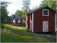 Traditionellt har husen funnits i närheten av stranden, vid den skyddade inre vikens strandområden. Båthusen har funnits nära vattnet och varje hus har haft sin egen bygga. Bild 31.