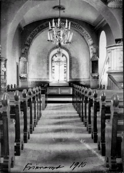 Kyrkans interiör mot öster. Brädgolv, nygotiskt influerade bänkgavlar och dekormåleri på väggar och runt fönsteröppningar. Foto: P G Vejde 1910, ATA.