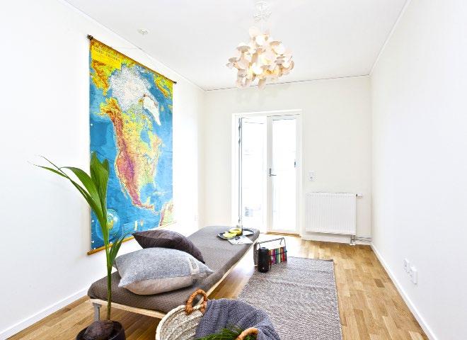 Bockade klarglasade duschväggar IFÖ Space. Elektrisk handdukstork.