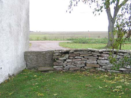 I den östra muren, intill byggnaden i kyrkogårdens nordöstra hörn, finns en klivstätta. Den består av en flisa på högkant i en öppning i muren. Det är osäkert hur gammal den är.