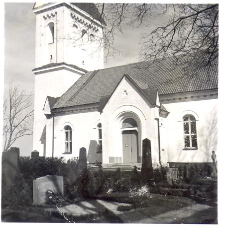 År 1885 rensades kyrkogården från gamla hällar, plöjdes och planerades om. Detta tillvägagångssätt gör att det finns få gamla vårdar eller andra spår bevarade på Gräsgårds kyrkogård.