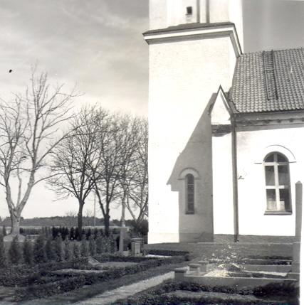 Bilder i Kalmar läns museums arkiv visar hur kyrkogårdens södra sida såg ut i början av 1950-talet. Många av gravvårdarna känns igen från idag.