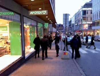 För att skapa detta bör byggnaderna utformas med levande fasader, entréer, skyltfönster och kontorsfönster. Situationsplanen visar södra landfästet.