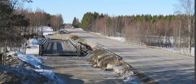 Att valet föll på en förbifart med en tillfällig bro har främst trafiksäkerhets och arbetsmiljömässiga skäl.