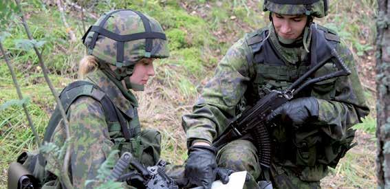 Frivillig militärtjänst för kvinnor En förutsättning för att bli antagen till frivillig militärtjänst för kvinnor är finskt medborgarskap, en ålder av minst 18 och högst 29 år då tjänstgöringen
