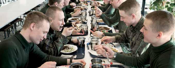Bespisningen Under tjänstgöringstiden erbjuds beväringarna i garnisonsrestaurangen och i terrängförhållanden en hälsosam och mångsidig kost som följer näringsrekommendationerna i Finland samt rätter