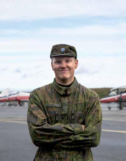 Sjukvårdsman Mikael Ruotsalainen Flygsoldat Anselmi Aumo Flygsoldat Anselmi Aumo, Flygteknikkompaniet Anselmi Aumo har som den yngsta i släkten och som den yngsta i en serie på sju pojkkusiner hört