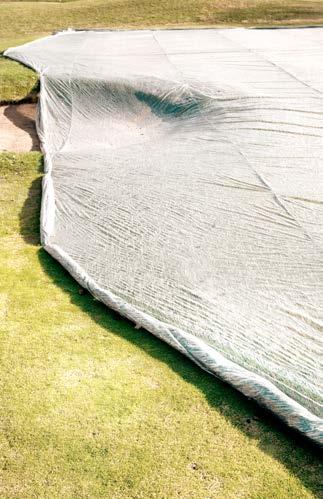 32 SVENSKA GOLFFÖRBUNDET SVENSKA GOLFFÖRBUNDET 33 Inför vintern. Golfbanan lever med naturen och måste tas om hand utifrån årstidernas växlingar.
