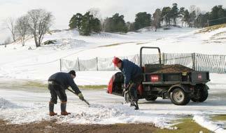 34 SVENSKA GOLFFÖRBUNDET SVENSKA GOLFFÖRBUNDET 35 Vad är särskilt viktigt att tänka på i samband med vintervilan Normalt plockas all lös utrustning (flaggor, bolltvättar och annat) in under vintern.