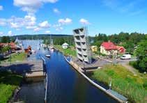 Slussar och broar på Göta kanal Broöppning på Göta kanal Broarna över Göta kanal öppnas av slussvärdarna för att släppa fram båttrafiken.