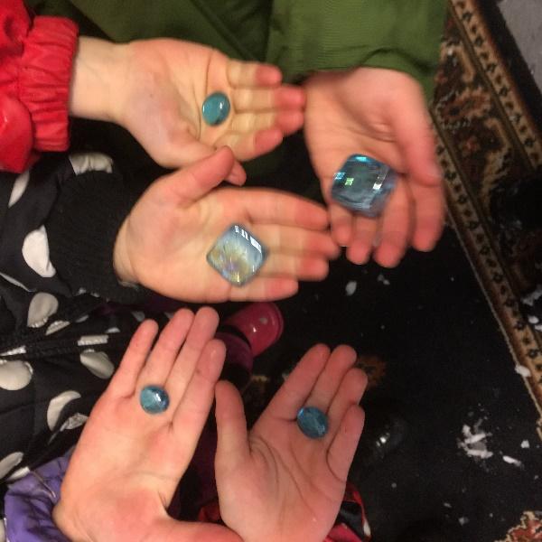 Jo det vill vi såklart. Elden verkar ha slutat nu men det luktar fortfarande rök.