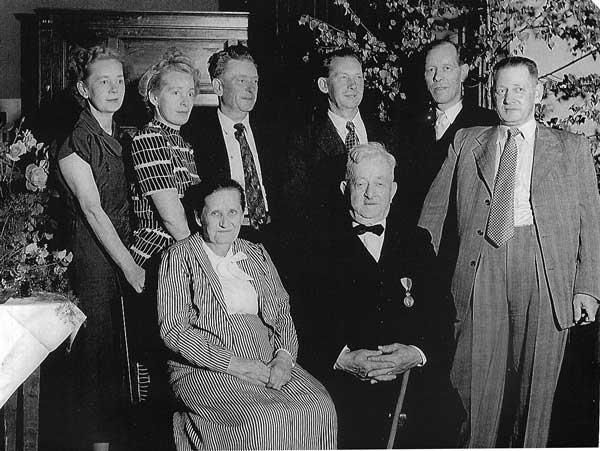 Selma och Gottfrid Lundqvist med barn. Stående fr.v. Vera, Elsa, tvättarna Edvin och, Herman, samt Karl och Georg.