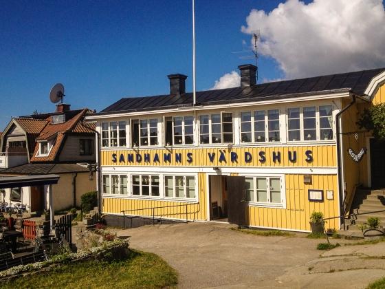 september. Sandhamns Värdshus Äldsta restaurangen på ön och första krogstugan omnämndes redan 1692 och blev troligen brännt av ryssarna 1719.
