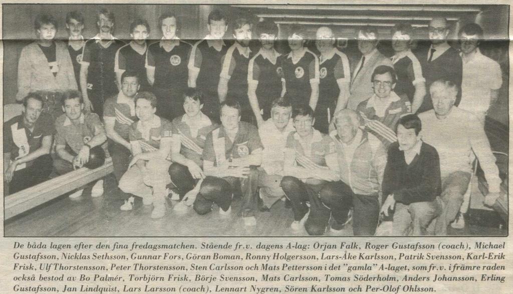 De båda lagen efter den fina fredagsmatchen. Stående fr. v. dagens A-lag: Orjan Falk, Roger Gustafsson (coach), Michael Gustafsson, Nieklas Sethsson, Gunnar Fors, Göran Boman, Ronny Holgersson, Lars-.