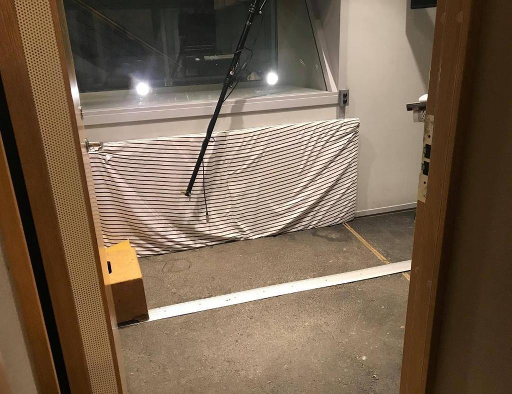 Bild 2. Gjutet asfaltsgolv i en trampstudio, Stockholms Dramatiska Högskola (Hämtad 2018-11-19) Vilka arbetsmetoder kan effektivisera foleyartistens arbetsflöde? Det beror på.