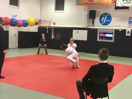 Nemo Arbinger på tävling Pokaljakt i vår dojo Tabell 3 Resultat från tävlingar Datum Tävling Placering och antal