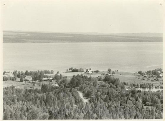 Den första april 1849 var Alanäs kapellbor samlade till sockenstämma i Alanäset. Den viktigaste punkten på dagordningen gällde sänkningen av Flåsjön.