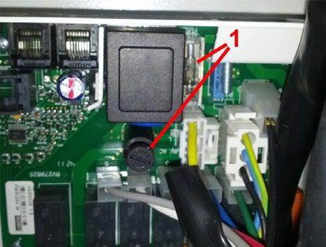 Luftridåns interna säkringar finner du på PCB-kortet i luftridån. För att frilägga PCB-kortet. Bryt strömmen till aggregatet. Öppna serviceluckan enl. tidigare instruktion.