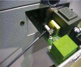 För att lossa gallret används lämpligtvis en flatskruvmejsel mellan enheten och gallret. Byte av PCB kort eller säkring.