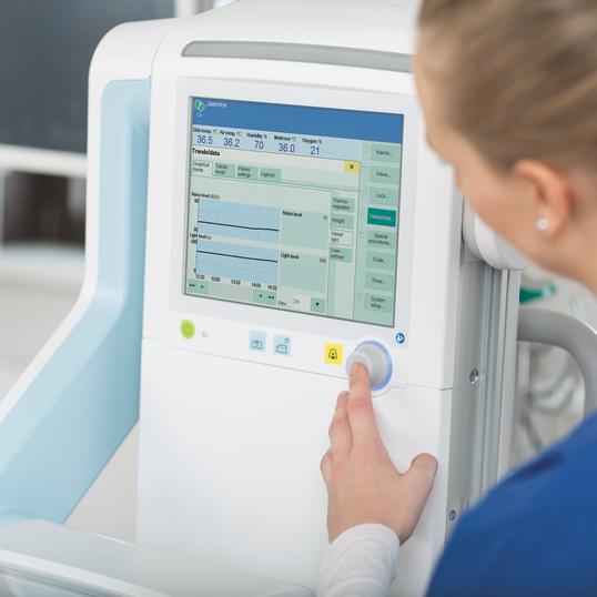 Inbyggd våg (tillval) D-3396-2016 Den elektroniska vågen är integrerad i Babyleo och mätvärden och trender visas på displayen.