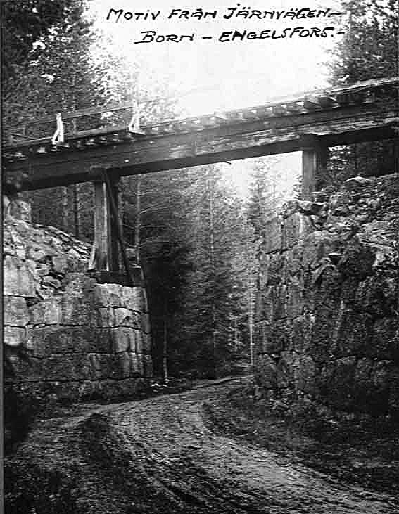 ? Sagt och gjort så tog man en av de ordinarie lastvagnarna gjorda helt i trä förutom axlar och lager och med cirka två meters längd och satte bänkar på dem rygg mot rygg.