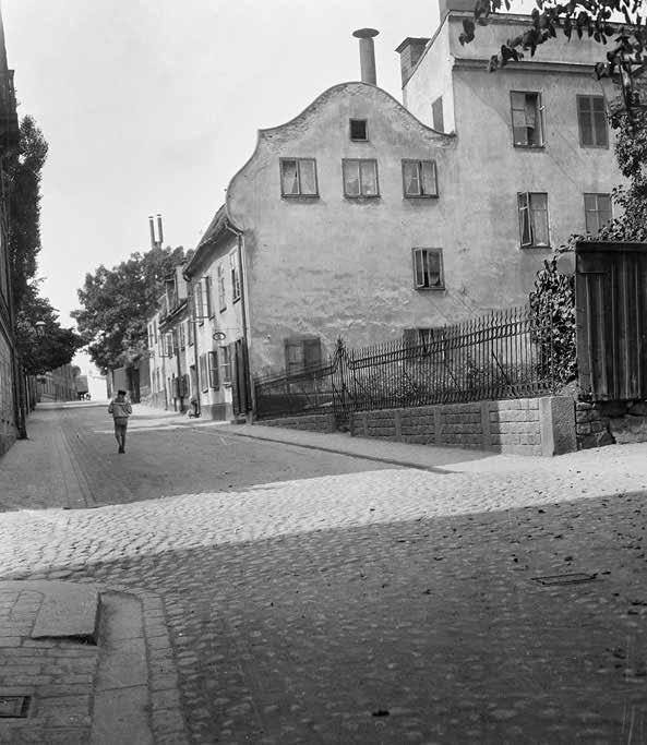 KATTÖRAT 1 OMKRING SEKELSKIFTET 1900. DET NUVARANDE GATHUSET HAR KVAR SIN ÖPPNING MOT GATAN MED EN KRINGLA OVAN DÖRREN. VÄSTER OM HUSET STÅR DET ÄLDRE GATHUSET, IDAG RIVET.
