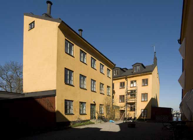 VY FRÅN SÖDER ÖVER GÅRDSPLANEN MED GÅRDSHUS OCH GÅRDSFLYGEL. FOTO J. MALMBERG. gör bottenvåningen till den nuvarande gårdsflygeln, hus nummer 2 på kartan.