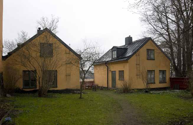 DE TVÅ TVILLINGHUSEN, HUS NUMMER 3 OCH 4. VY FRÅN SÖDER. FOTO J. MALMBERG. bostadshus av sten.