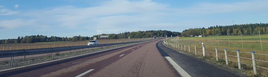 Räcken ska följa vägens linjeföring och knyckar i räcket ska undvikas. Mitträcke ska vara enkelt för att minimera antalet stolpar.