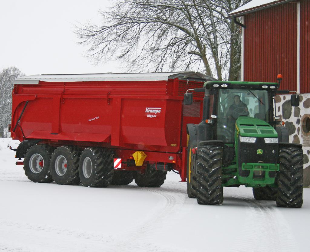 92 Krampe Big Body har däck med dimensionen 710/50R26.5 och 4 millimeters stålplåt i flakbotten.