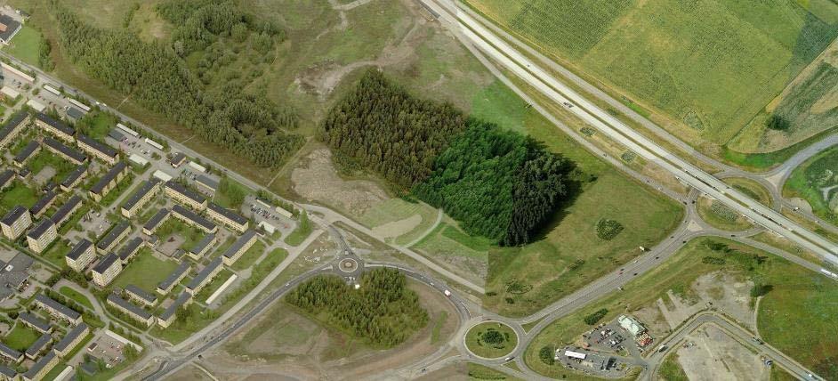 Omgivande bebyggelse består av köpcentrum med tillhörande parkering.