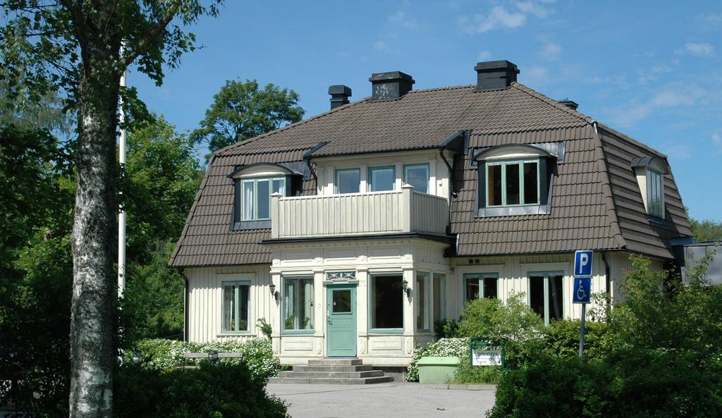 Biblioteket - Odinslundsparken De fem elementen av skulptör Pål Svensson Odinslund - läkarvillan som blev kulturcentrum - byggdes i mitten av 1800-talet som en enplansvilla.