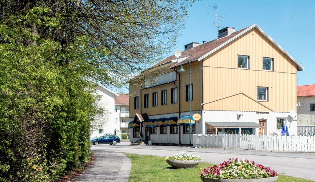 Huset vid Kyparns gränd Egna tankar... Det nuvarande huset var färdigbyggt i början av 1950-talet och innehöll då bageri, krog, hotell samt en privatvåning.