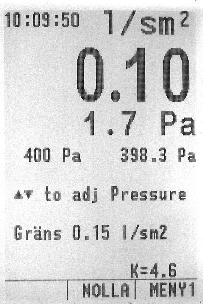 Gör en mätning Innan mätningen påbörjas bör de båda differenstryckgivarna nollställas genom att trycka på NOLLA. I mätläge innehåller displayen 4st mätparametrar.